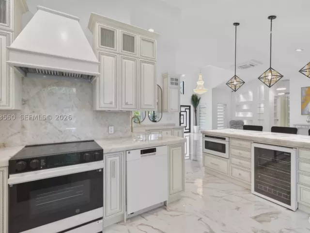 Продажа дома по адресу 941 NE 119th St - фото 8869124
