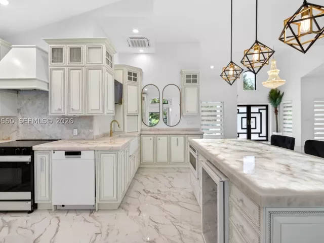 Продажа дома по адресу 941 NE 119th St - фото 9305680