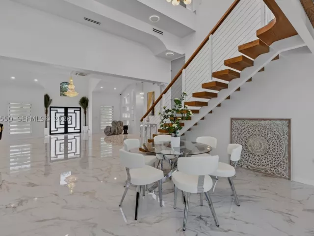 Продажа дома по адресу 941 NE 119th St - фото 9305681