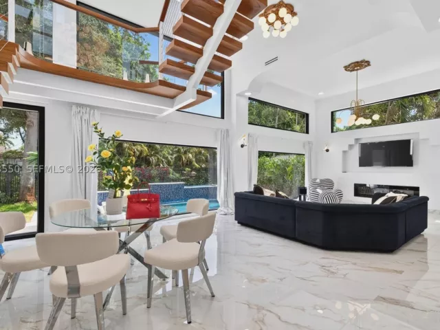 Продажа дома по адресу 941 NE 119th St - фото 9305682