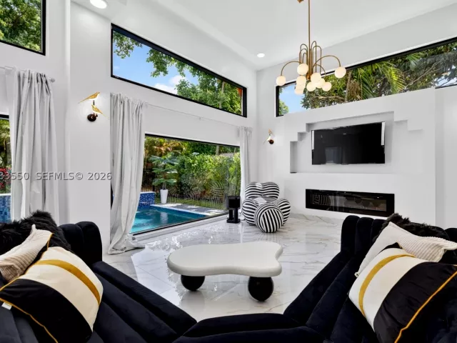 Продажа дома по адресу 941 NE 119th St - фото 9305686