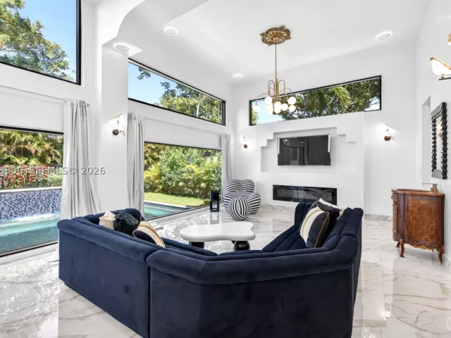 Продажа дома по адресу 941 NE 119th St - фото 9305687
