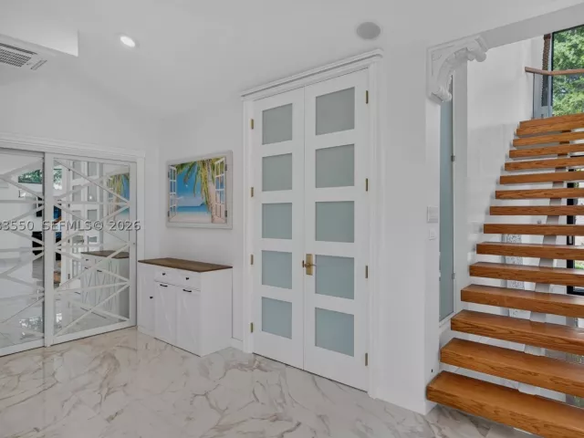 Продажа дома по адресу 941 NE 119th St - фото 9305693
