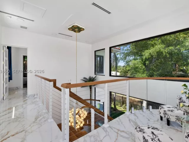 Продажа дома по адресу 941 NE 119th St - фото 9305700