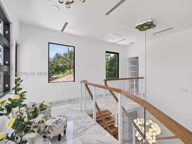 Продажа дома по адресу 941 NE 119th St - фото 9305701