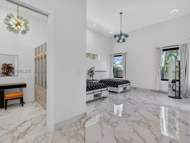 Продажа дома по адресу 941 NE 119th St - фото 9305704