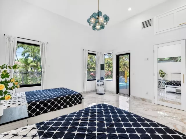 Продажа дома по адресу 941 NE 119th St - фото 9305707