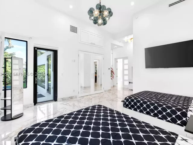 Продажа дома по адресу 941 NE 119th St - фото 9305708