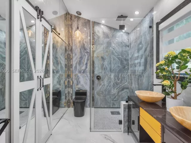 Продажа дома по адресу 941 NE 119th St - фото 9305712