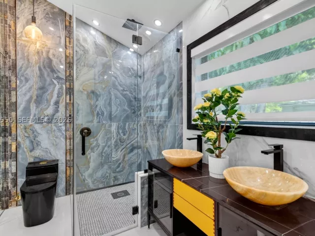 Продажа дома по адресу 941 NE 119th St - фото 9305713
