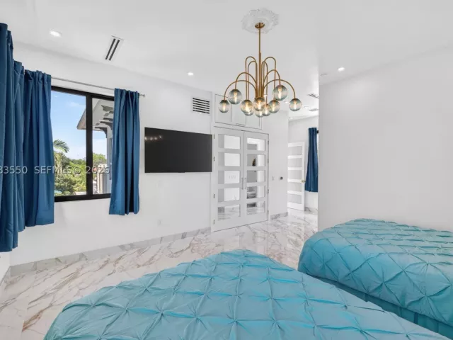 Продажа дома по адресу 941 NE 119th St - фото 9305718