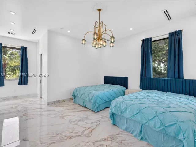 Продажа дома по адресу 941 NE 119th St - фото 9305719
