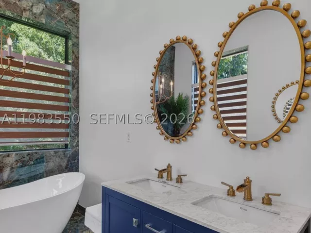 Продажа дома по адресу 941 NE 119th St - фото 9305725
