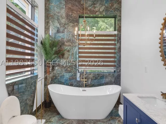 Продажа дома по адресу 941 NE 119th St - фото 9305726