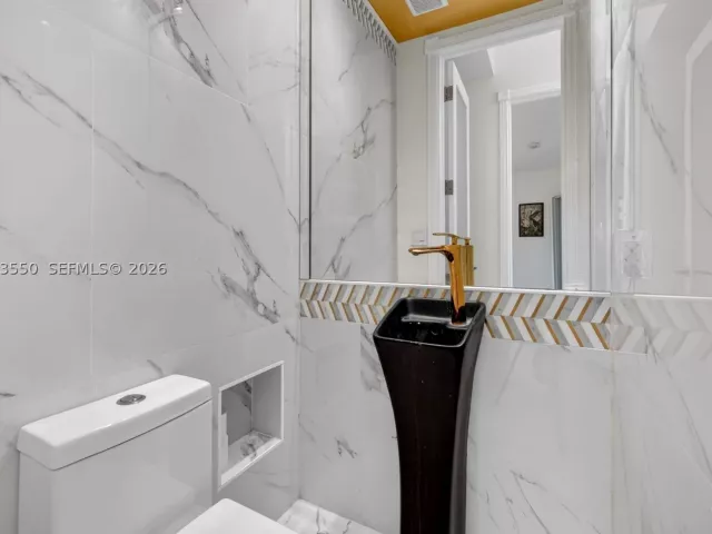 Продажа дома по адресу 941 NE 119th St - фото 9305728