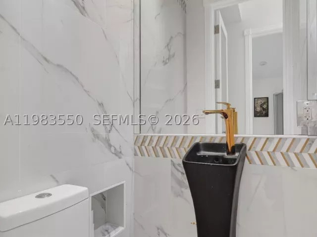 Продажа дома по адресу 941 NE 119th St - фото 9305729
