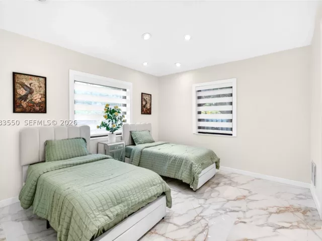 Продажа дома по адресу 941 NE 119th St - фото 9305730