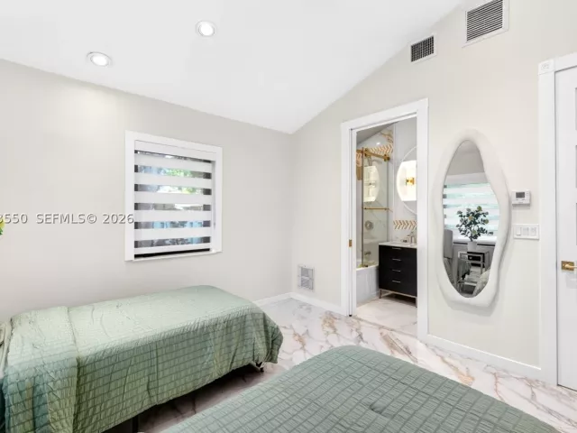 Продажа дома по адресу 941 NE 119th St - фото 9305731