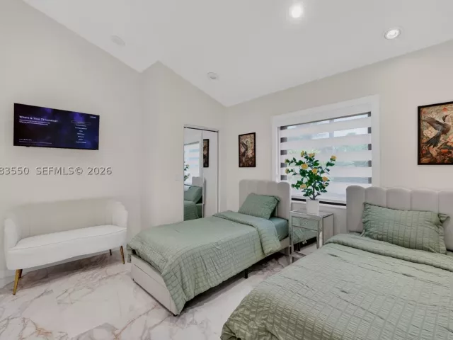 Продажа дома по адресу 941 NE 119th St - фото 9305732
