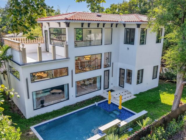 Продажа дома по адресу 941 NE 119th St - фото 7533787