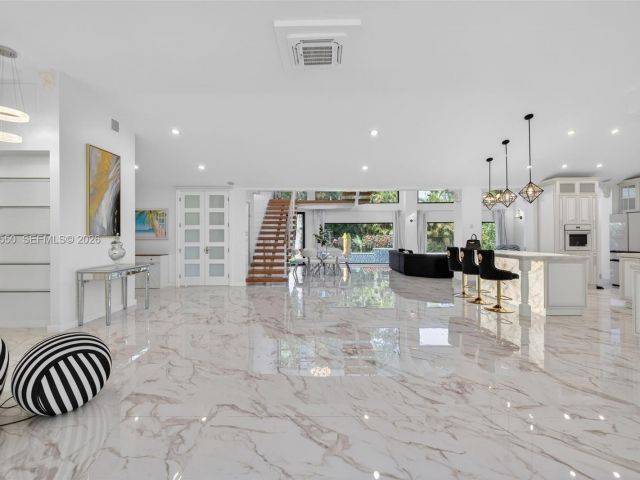 Продажа дома по адресу 941 NE 119th St - фото 7533795