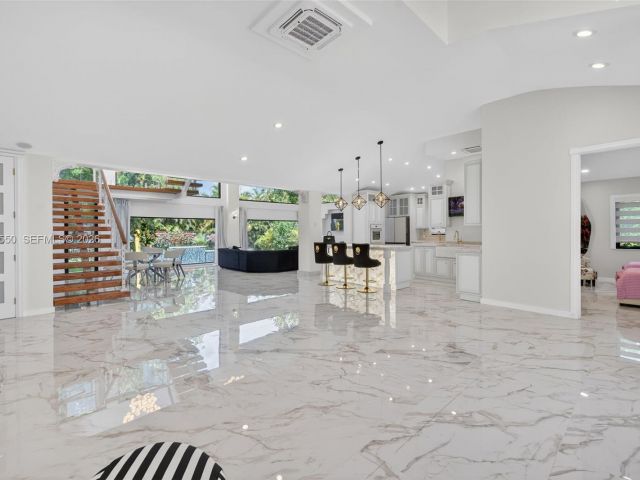 Продажа дома по адресу 941 NE 119th St - фото 7533796