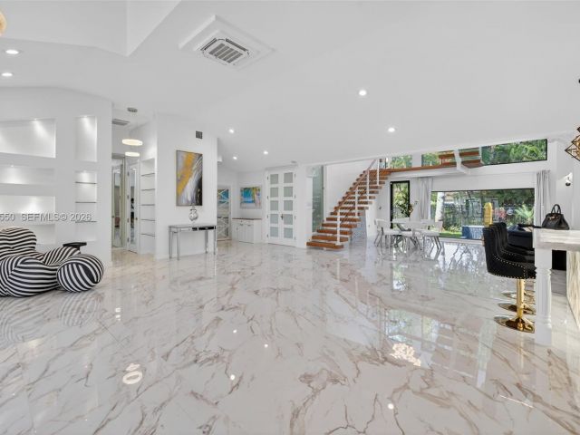 Продажа дома по адресу 941 NE 119th St - фото 7533797