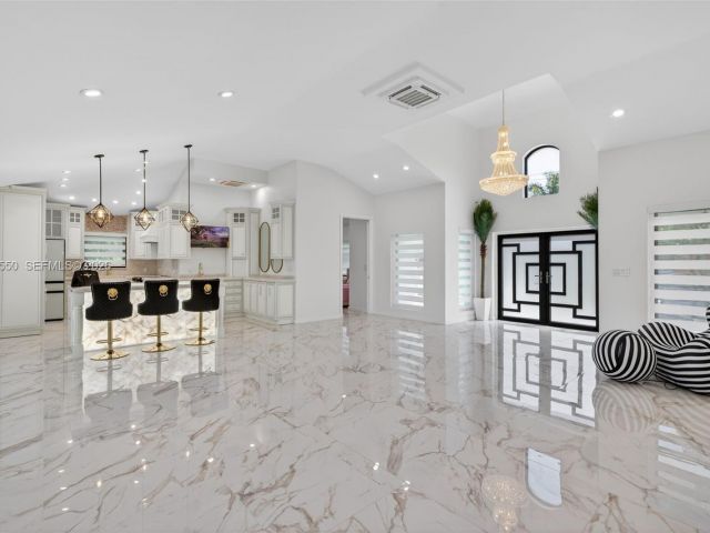 Продажа дома по адресу 941 NE 119th St - фото 7533799