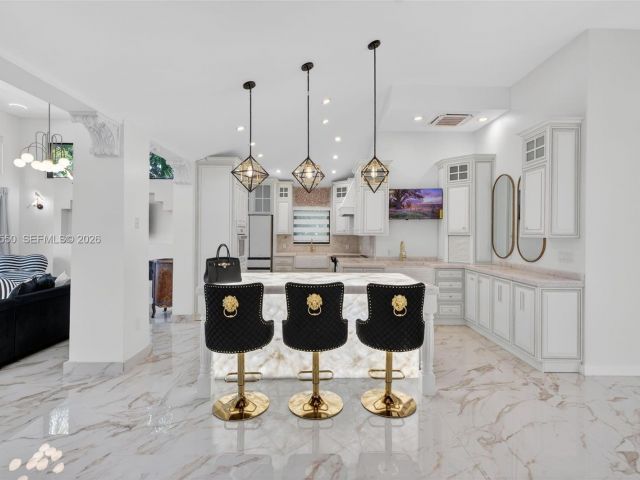 Продажа дома по адресу 941 NE 119th St - фото 7533800