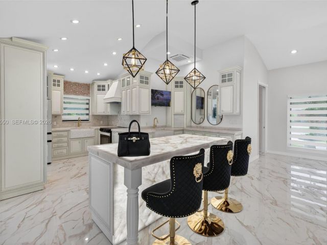 Продажа дома по адресу 941 NE 119th St - фото 7533801