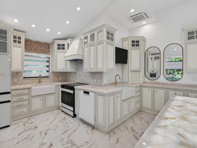 Продажа дома по адресу 941 NE 119th St - фото 7533803