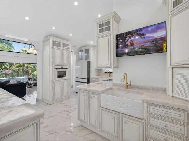 Продажа дома по адресу 941 NE 119th St - фото 7533804