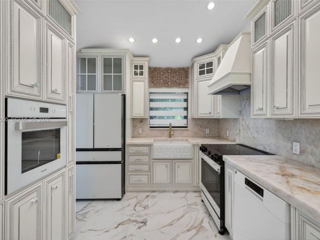 Продажа дома по адресу 941 NE 119th St - фото 7533806