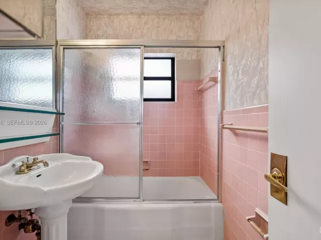 Продажа дома по адресу 17831 NE 13th Ave - фото 7536271