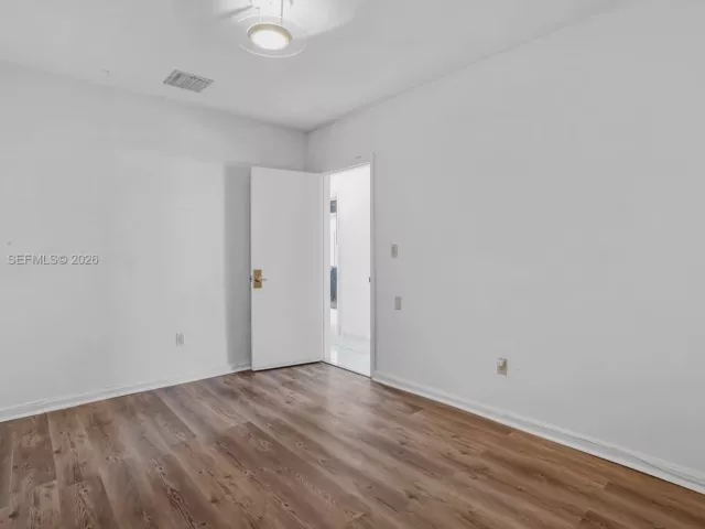 Продажа дома по адресу 17831 NE 13th Ave - фото 7536272