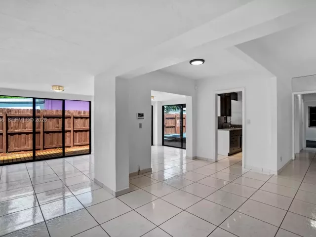 Продажа дома по адресу 17831 NE 13th Ave - фото 7536275