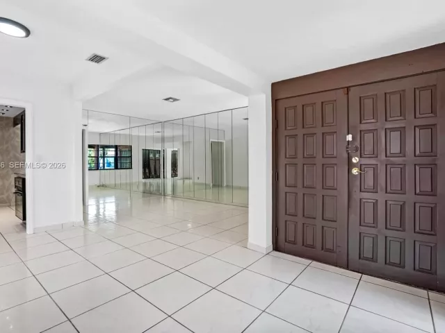 Продажа дома по адресу 17831 NE 13th Ave - фото 7536276