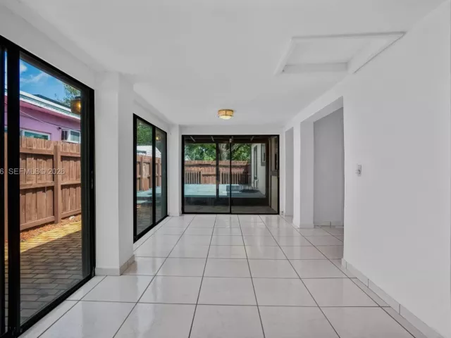 Продажа дома по адресу 17831 NE 13th Ave - фото 7536277