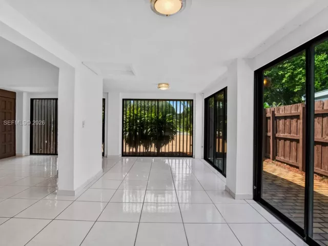 Продажа дома по адресу 17831 NE 13th Ave - фото 7536278