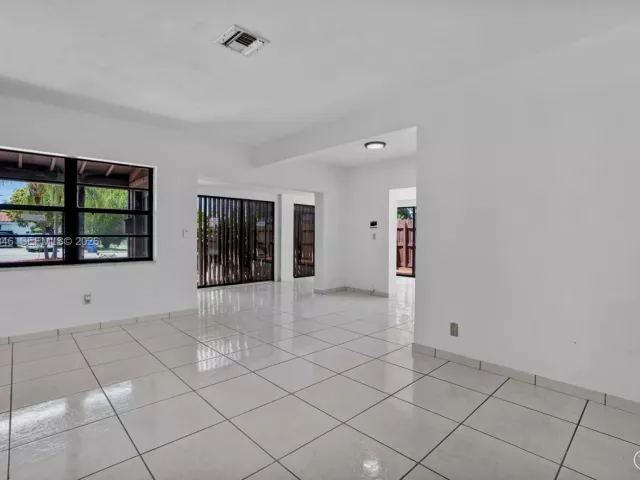 Продажа дома по адресу 17831 NE 13th Ave - фото 7536279