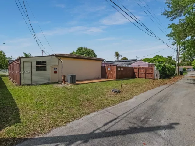 Продажа дома по адресу 17831 NE 13th Ave - фото 7536280