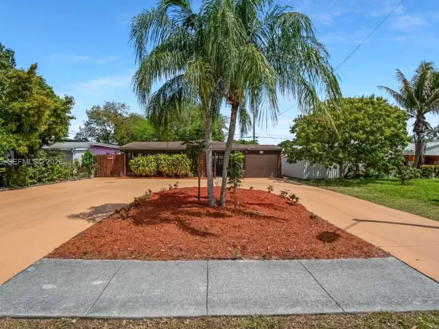 Продажа дома по адресу 17831 NE 13th Ave - фото 7536263