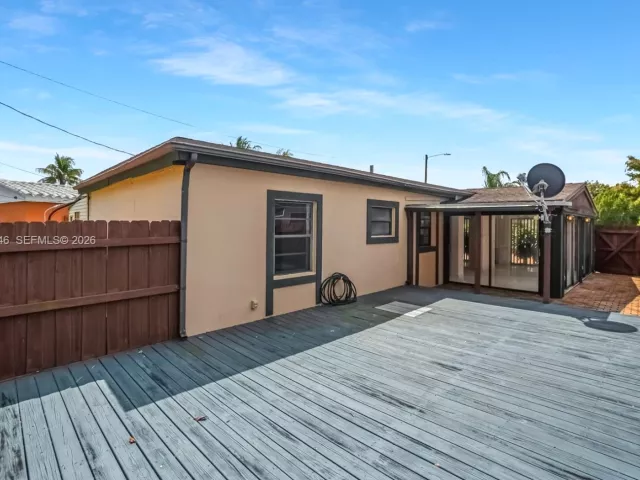 Продажа дома по адресу 17831 NE 13th Ave - фото 7536281