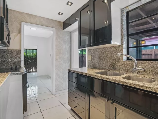 Продажа дома по адресу 17831 NE 13th Ave - фото 7536265