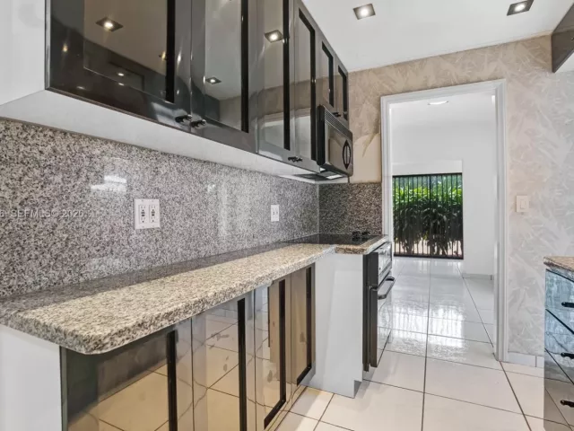 Продажа дома по адресу 17831 NE 13th Ave - фото 7536266