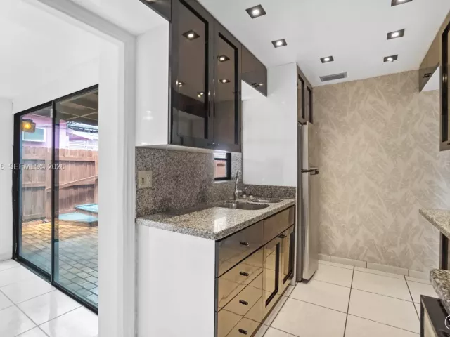 Продажа дома по адресу 17831 NE 13th Ave - фото 7536267