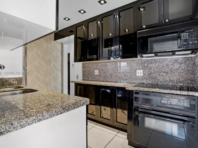 Продажа дома по адресу 17831 NE 13th Ave - фото 7536268