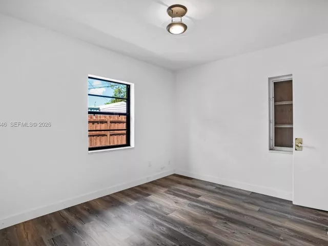 Продажа дома по адресу 17831 NE 13th Ave - фото 7536269