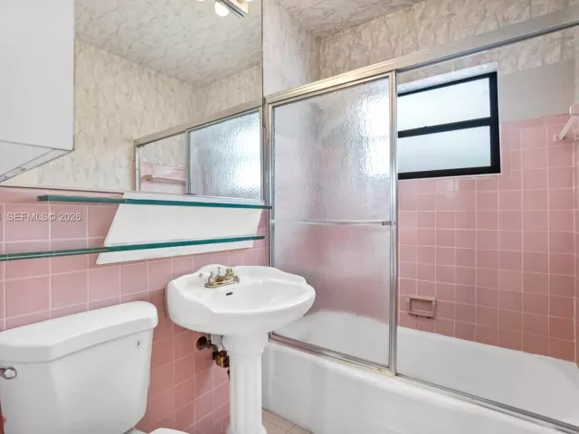 Продажа дома по адресу 17831 NE 13th Ave - фото 7536270