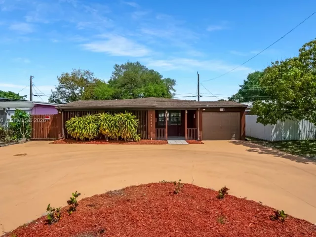 Продажа дома по адресу 17831 NE 13th Ave - фото 7536262